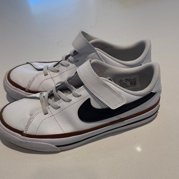 White, Black and Gold Nike Court Legacy Little Kids' Shoes - Picture 4 of 5